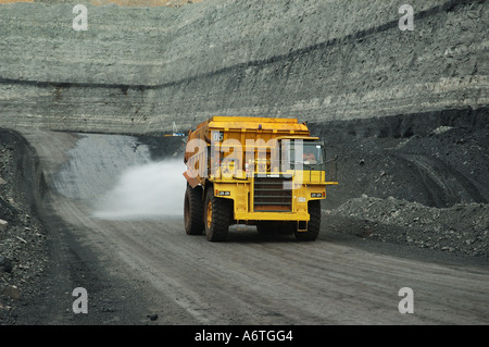 Camion-citerne à eau dans la mine de charbon à ciel ouvert d'Australie Queensland Banque D'Images