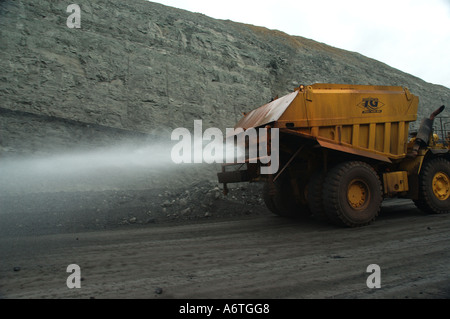 Camion-citerne à eau dans la mine de charbon à ciel ouvert d'Australie Queensland Banque D'Images