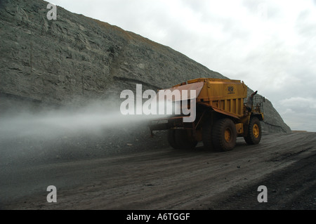 Camion-citerne à eau dans la mine de charbon à ciel ouvert d'Australie Queensland Banque D'Images