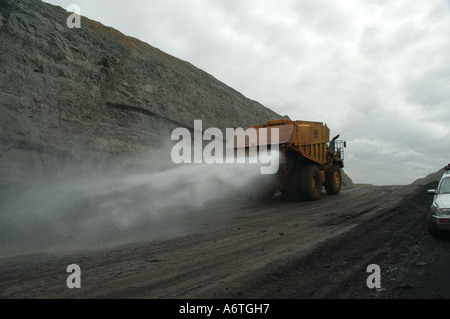 Camion-citerne à eau dans la mine de charbon à ciel ouvert d'Australie Queensland Banque D'Images