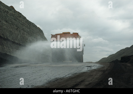 Camion-citerne à eau dans la mine de charbon à ciel ouvert d'Australie Queensland Banque D'Images