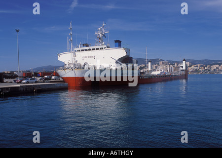 Transporteur Dockwise Yacht de 'Super 3' serviteur submergée semi alors que le chargement de bateaux dans le port de Palma de Majorque, Iles Baléares Isla Banque D'Images