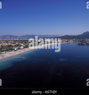 Image aérienne de la plage à Puerto Alcudia vers Alcudiamar Marina, du nord-est de Majorque, Iles Baléares, Espagne. Banque D'Images