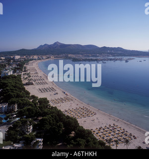 Image aérienne de la plage à Puerto Alcudia vers Alcudiamar Marina et la péninsule d'Alcanada, au Nord Est de Majorque, Bale Banque D'Images