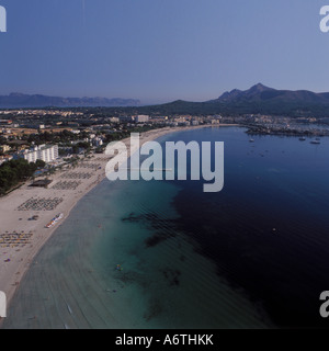 Image aérienne de la plage à Puerto Alcudia vers Alcudiamar Marina, du nord-est de Majorque, Iles Baléares, Espagne. 20t Banque D'Images