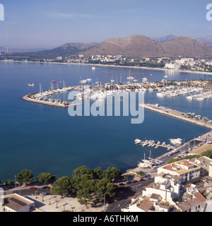 Image aérienne de Puerto Alcudia, Alcudiamar Marina et plage d'Alcudia, Puerto Alcudia, au Nord Est de Majorque, îles Baléares. Banque D'Images