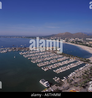 Image aérienne de Puerto Alcudia et port de plaisance Alcudiamar à la direction de la plage de Puerto Alcudia, au Nord Est de Majorque, Iles Baléares Banque D'Images