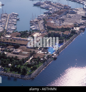 L'image aérienne de l'hôtel Botel Alcudiamar et Alcudiamar Marina, Puerto Alcudia, au Nord Est de Majorque, Iles Baléares, Espagne. 20e Banque D'Images