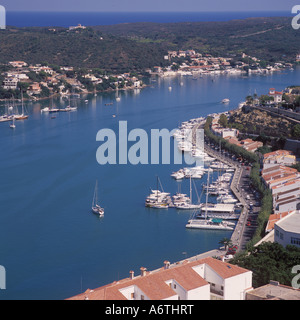 Image aérienne à la North East sur voile moorings, waterside restaurants et boutiques dans l'approche de la mer à Puerto de Mahon Banque D'Images