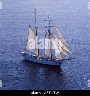 Image aérienne de la 'Sir Robert Baden Powell' voile moderne de clipper, sous voile, près de Arenal de Castell, du nord-est de Minorque Banque D'Images