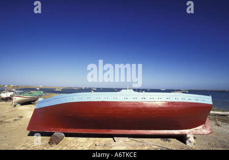 L'Afrique, la Tunisie, les îles Kerkennah. Felouque, bateau de pêche, sur la plage. Banque D'Images