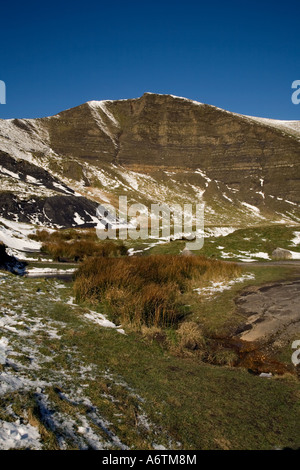 La célèbre dentelle face est de Mam Tor connus sous le nom de la montagne tremblant à la tête de la vallée de l'espoir dans le Derbyshire. Banque D'Images