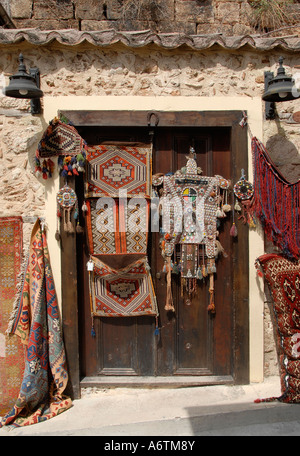 Tapis traditionnels à vendre dans la vieille ville de Kaleici, Antalya, Turquie Banque D'Images