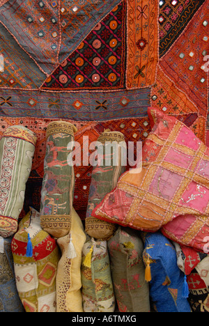 Tissu traditionnel richement colorés à vendre dans le marché d'un bazar, Antalya Turquie Banque D'Images