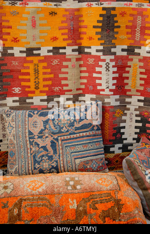 Tissu traditionnel richement colorés à vendre dans le marché d'un bazar, Antalya Turquie Banque D'Images