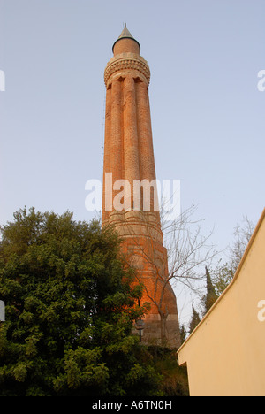 Le minaret cannelé de la mosquée Alaaddin Alaaddin Camii, également appelée la Grande Mosquée Ulu Camii Yivli Minare ou dans la ville d'Antalya, Turquie Banque D'Images