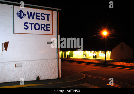 Photo de nuit de West Store et étrave Cadeaux sur Ross Road, Stanley, capitale des îles Falkland Banque D'Images