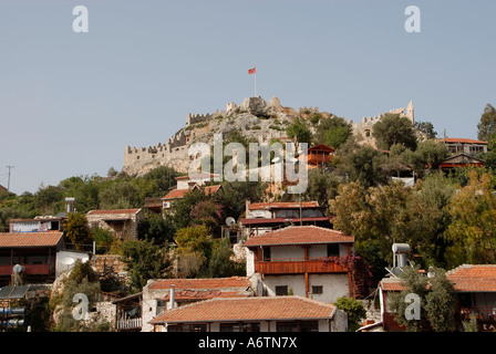 Le village de Kalekoy vu du sud, avec le château Simena byzantin dans le centre près de l'île de Kekova dans la province d'Antalya Turquie Banque D'Images