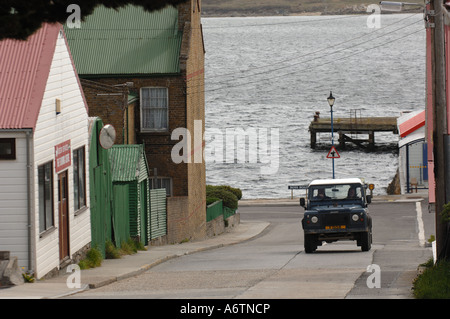 La vue vers le bas Philomel Street en direction de Port Stanley à Stanley, capitale des Malouines, l'Atlantique Sud Banque D'Images