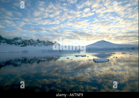 Chaînes de montagnes autour de Port Lockeroy Banque D'Images