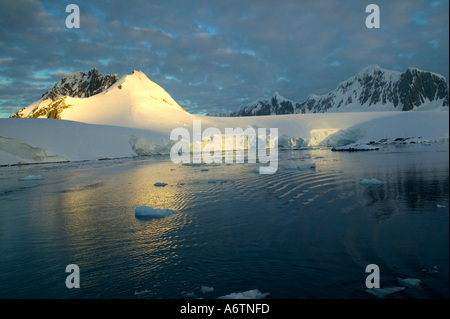 Chaînes de montagnes autour de Port Lockeroy avec lumière du soir et il était sorti des nuages Banque D'Images