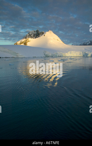 Chaînes de montagnes autour de Port Lockeroy avec lumière du soir et il était sorti des nuages Banque D'Images