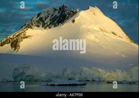 Chaînes de montagnes autour de Port Lockeroy avec lumière du soir et il était sorti des nuages Banque D'Images