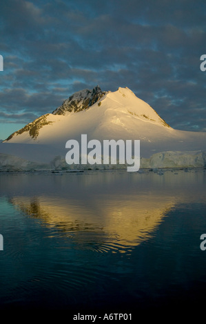 Chaînes de montagnes autour de Port Lockeroy avec lumière du soir et il était sorti des nuages Banque D'Images