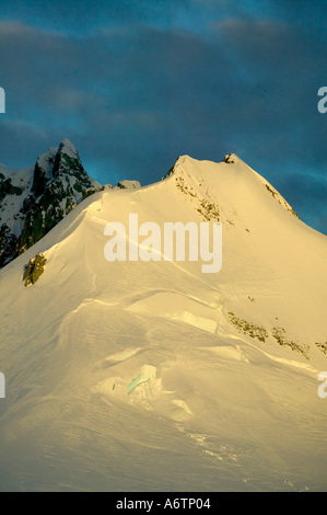 Chaînes de montagnes autour de Port Lockeroy avec lumière du soir et il était sorti des nuages Banque D'Images