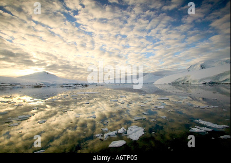 Chaînes de montagnes autour de Port Lockeroy avec lumière du soir et il était sorti des nuages Banque D'Images