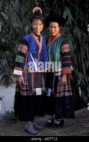 La Chine, la province du Guizhou, Xingren. Deux femmes de peigner les cheveux de côté de la direction générale (Miao Hmong). Banque D'Images