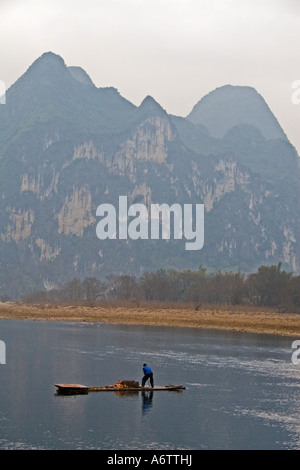 En radeau de bambou sur la personne en face d'un paysage de crête calcaire Li River Guilin Chine JPH0007 Banque D'Images