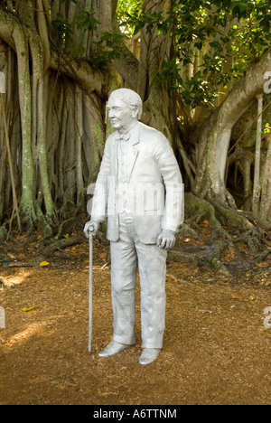 Statue de Thomas Edison par Banyan Tree à l'hiver d'Edison home estate Fort Myers Florida Edison Banque D'Images