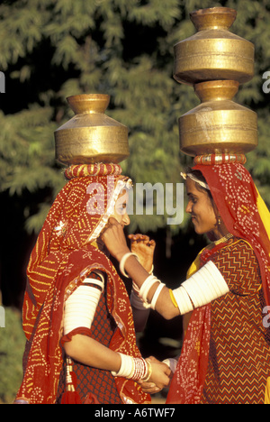 L'Inde, Rajasthan, Jaipur, Rajasthan filles avec des pots en cuivre, Rambagh Palace (MR) Banque D'Images