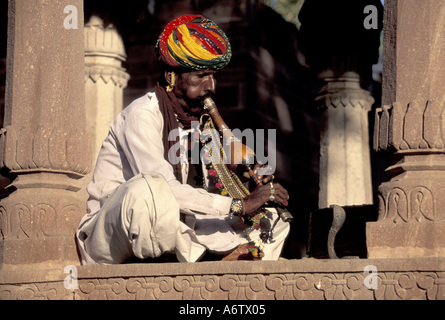 L'Inde, Rajasthan, Jodhpur, charmeur de serpent, snake et jardins de Mandor, (MR) Banque D'Images