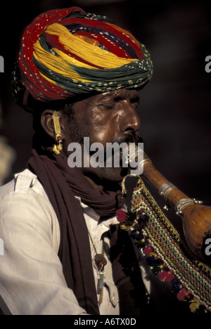 L'Asie, l'Inde, Jodhpur, Rajasthan, Indien charmeur de serpent à l'instrument traditionnel, (MR) Banque D'Images