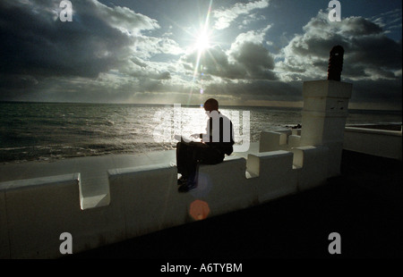 Norman Cook alias DJ musicien Fat Boy Slim avec un ordinateur portable de son front de mer de Brighton Accueil Banque D'Images