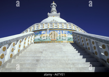 L'Asie, l'Inde du Nord, Ladakh, Leh. Shanti Stupa (Peace Pagoda) Don de l'Association bouddhiste Japonais en 1983 Banque D'Images