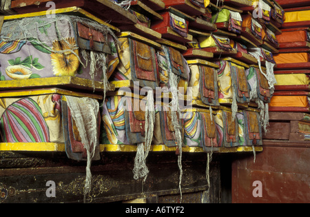L'Asie, l'Inde du Nord, Ladakh, Chemre gompa (monastère). Parchemin bouddhiste livres de prière l'art de la guerre Banque D'Images