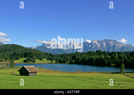 Foin pile à Gerold lac près de Garmisch avec le nord de gauche à droite de la chaîne du Karwendel Woerner (2476 m), pic de Tiefkar (2432 m) et Banque D'Images