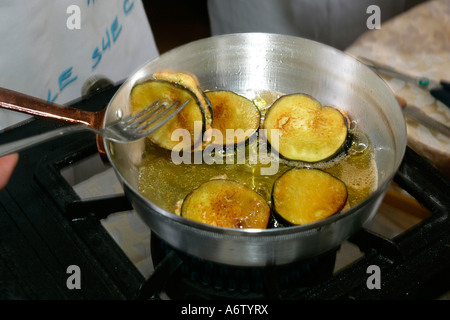 Les tranches de courgette farcis frits dans une poêle avec l'huile d'olive Banque D'Images