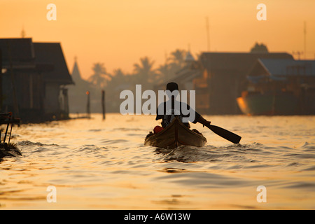 L'homme en bateau sur de Sungai défluent Barito près de Banjarmasin, South-Kalimantan, Bornéo, Indonésie Banque D'Images