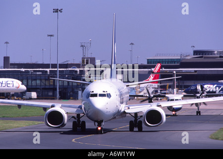 Boeing 737 exploité par KTHY le roulage à l'aéroport de Manchester Banque D'Images