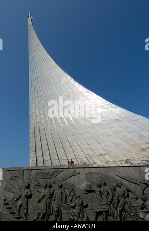 Le planeur 100m haut obélisque au centre d'exposition de toute la Russie est un monument situé à l'espace soviétique à Moscou Russie Banque D'Images