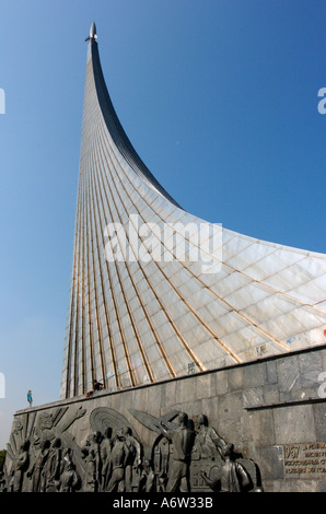 Le planeur 100m haut obélisque au centre d'exposition de toute la Russie est un monument situé à l'espace soviétique à Moscou Russie Banque D'Images