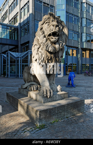 En face de lion bavarois Bayerische Landesbank, Munich, Bavière, Allemagne Banque D'Images