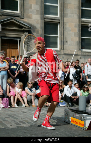 Artiste de rue japonais à jongler avec deux bâtons au Edinburgh Fringe Festival Scotland UK 2004 Banque D'Images