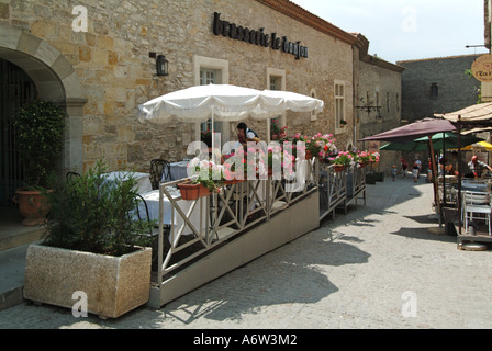 En été, les Français sont à l'ombre de la ville historique de Carcassonne, assis à l'extérieur, aux tables du bar en bord de trottoir, pour déguster des repas et des rafraîchissements en plein air français Banque D'Images