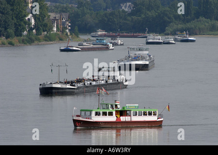 Bateaux sur le Rhin près de Coblence, Rhénanie-Palatinat, Allemagne Banque D'Images