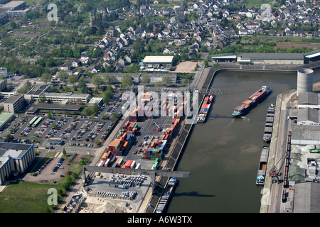 Un porte-conteneurs quittant le port du Rhin à Coblence Rhénanie-palatinat Allemagne Banque D'Images